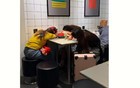 香港市民吐槽内地穷游游客：为了节省开支，居然睡在肯德基！
