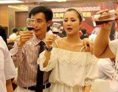 与干爹关系复杂的几位明星 最后一个竟嫁给干爹