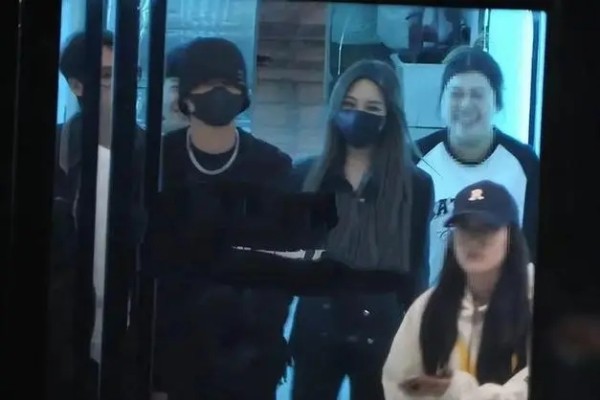 秦霄贤喜欢的女生是谁现任女朋友资料照片，和周扬青关系在一起了