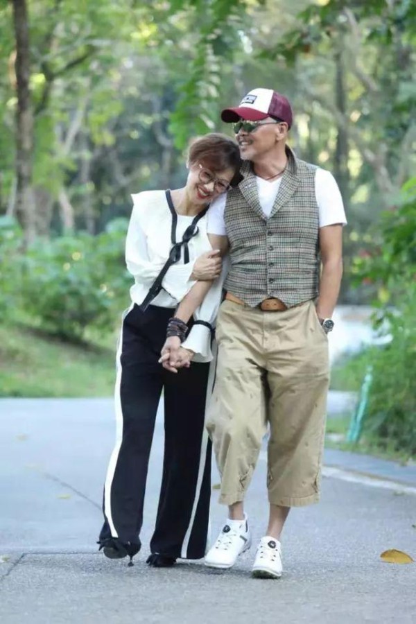 TVB话筒前影帝三十年婚姻被冷落仍默默守护 希望有一天她能读懂我