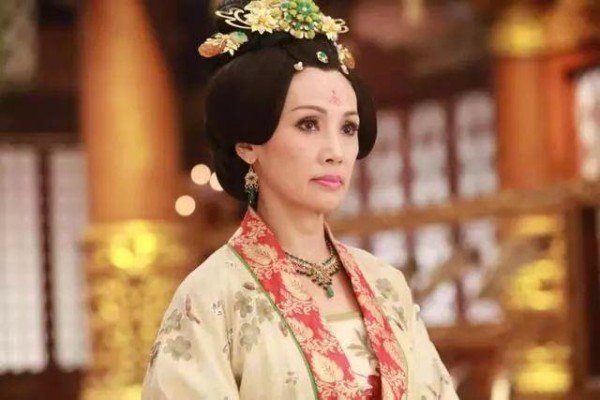 TVB话筒前影帝三十年婚姻被冷落仍默默守护 希望有一天她能读懂我