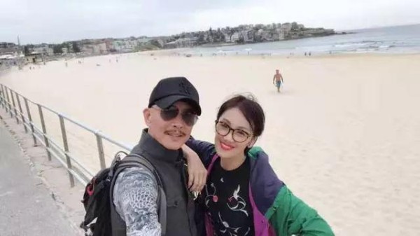 TVB话筒前影帝三十年婚姻被冷落仍默默守护 希望有一天她能读懂我