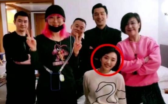 胡歌的助理老婆太会打扮，穿搭时尚不输女明星