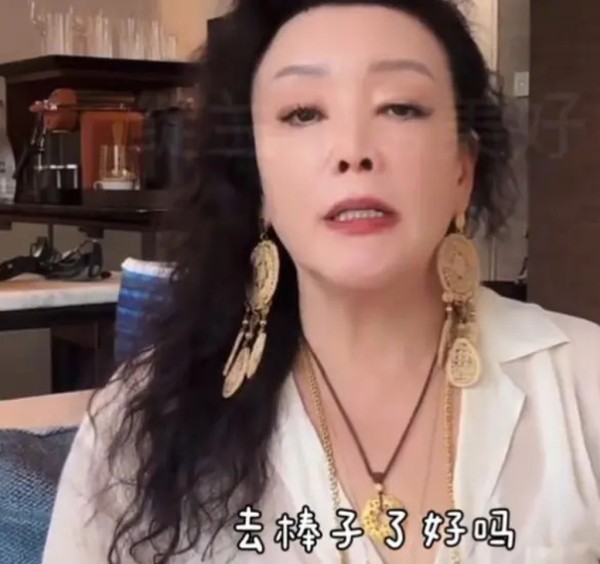 张兰开直播透露大S目前人正在韩国。（图／微博）