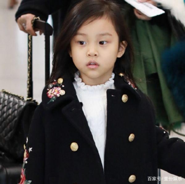 李小璐女儿“整容式”长大，模样大变成女神，看到照片：身材绝了