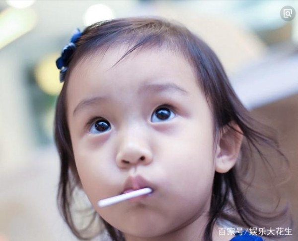 明星后代看父母亲吻都什么反应? 嗯哼看得认真, 甜馨却忙着阻止