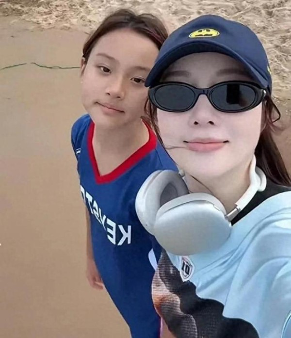 甜馨自曝被同学孤立，李小璐过往对她影响也大，状态引担忧