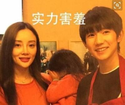 追星赢家!王源上门家教甜馨儿弹钢琴,但还是有点担心甜馨的头发