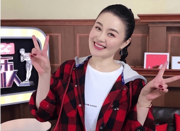 关婷娜豪宅曝光！21岁女星与赵本山拍亲密场景，遭郭德纲怼胸太大