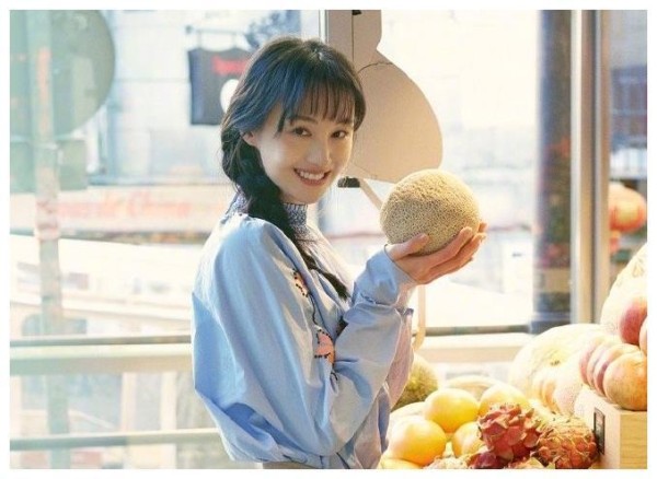 郑爽点赞迪丽热巴视频，两人私下关系引猜想，美女也爱看美女？