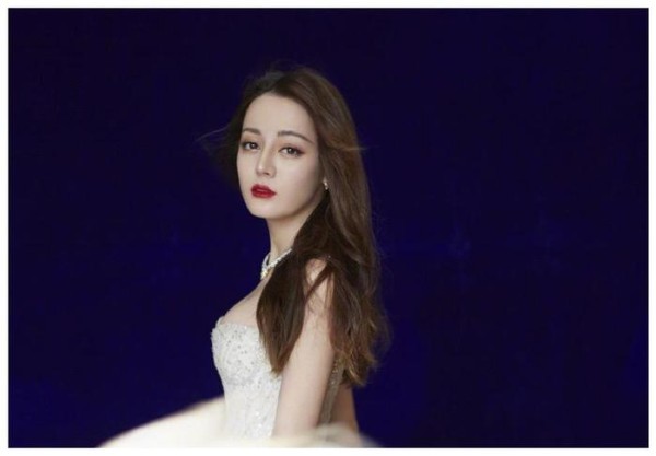 郑爽点赞迪丽热巴视频，两人私下关系引猜想，美女也爱看美女？
