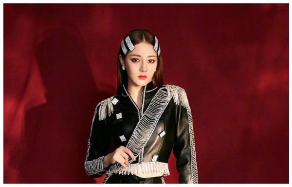 郑爽点赞迪丽热巴视频，两人私下关系引猜想，美女也爱看美女？
