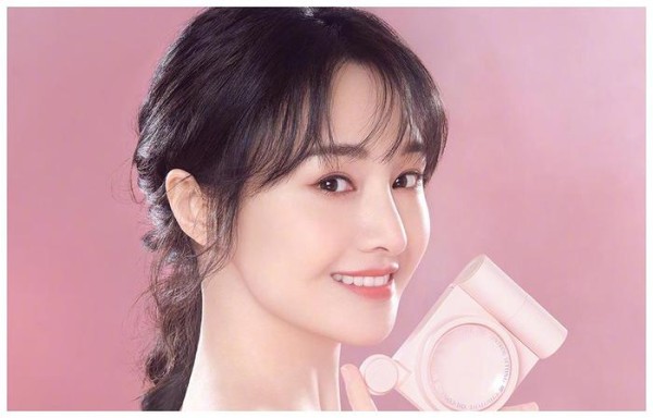 郑爽点赞迪丽热巴视频，两人私下关系引猜想，美女也爱看美女？