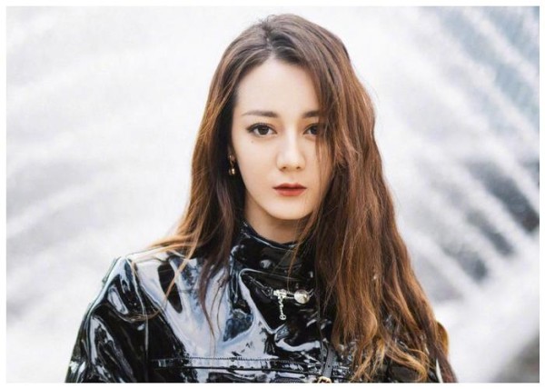 郑爽点赞迪丽热巴视频，两人私下关系引猜想，美女也爱看美女？