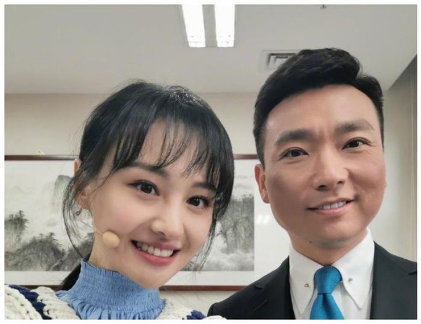 郑爽点赞迪丽热巴视频，两人私下关系引猜想，美女也爱看美女？