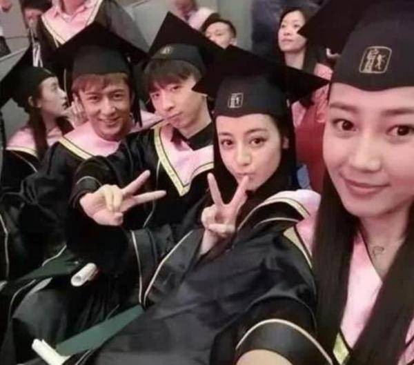 迪丽热巴大学3个同班同学，前2个红到发紫，唯独最帅的他被人遗忘