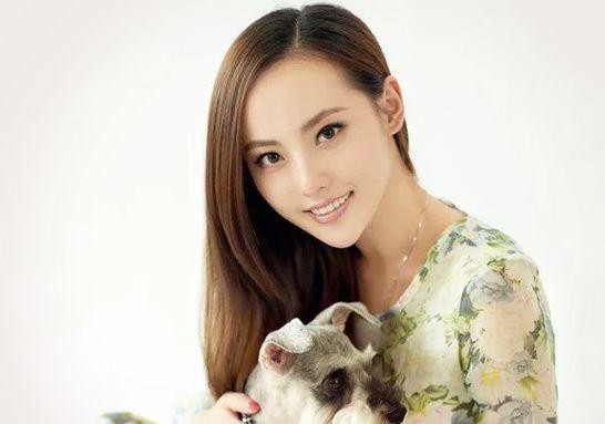 她与杜淳相恋7年，后嫁给了王思聪的兄弟生两孩，今30岁复出拍戏