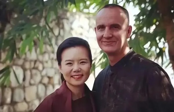 大眼睛：龚琳娜与老罗分手，20年爱情的终结与岁月的无情