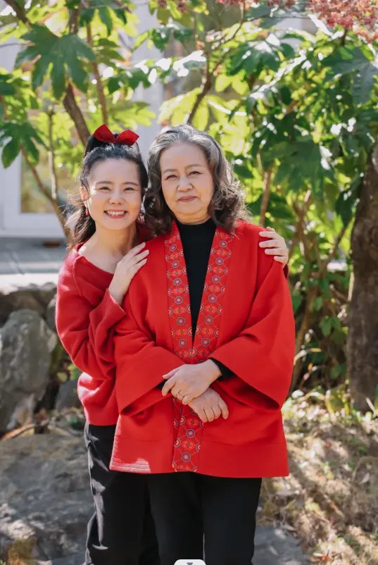 龚琳娜与妈妈合影