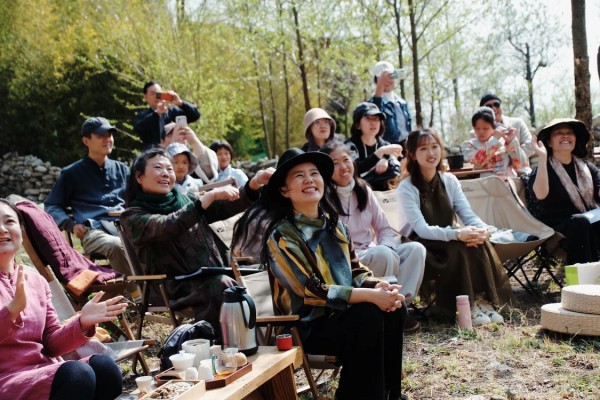 龚琳娜与邻居们参加户外活动