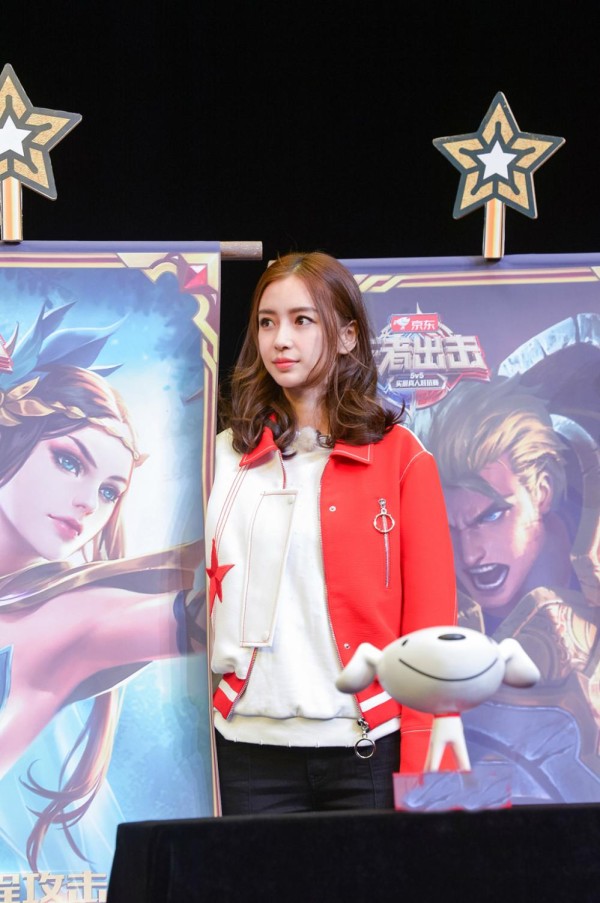 Angelababy节目中完全抛弃偶像包袱, 与王义博合体尬舞神曲C哩C哩