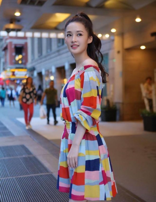 李沁与众多当红男星互动，愣是没有传出过任何恋爱绯闻，太懂分寸