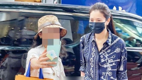 袁咏仪背30万名包逛街被偶遇，张智霖曾抱怨：自己快破产