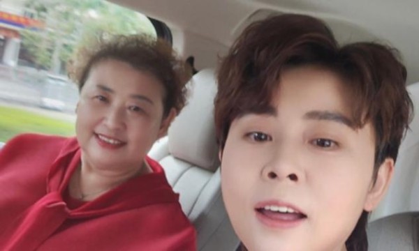 太绝了！38岁王濛与母亲同框似姐妹，如今创业当老板女强人范十足