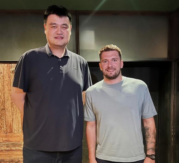 小鸟依人！东契奇中国行晒与姚明合影：在上海与传奇人物碰面