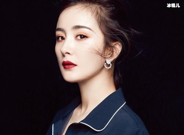 同是维密代言人，杨幂周冬雨风格迥异网友直呼：落差太大