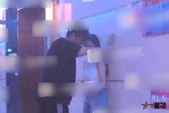 王岳伦与女子举止亲密 KTV玩壁咚搂抱亲昵