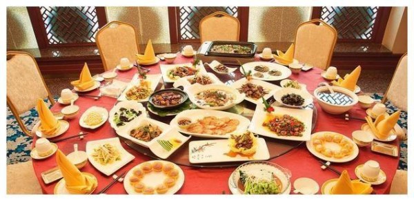 韩国明星中国旅游，却被羊腿大小饮料惊讶到，直呼：不愧是中国！