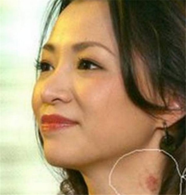 3位女星坐豪车出席活动，被拍到吻痕，林志玲装傻，董卿太明显！