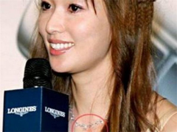 3位女星坐豪车出席活动，被拍到吻痕，林志玲装傻，董卿太明显！