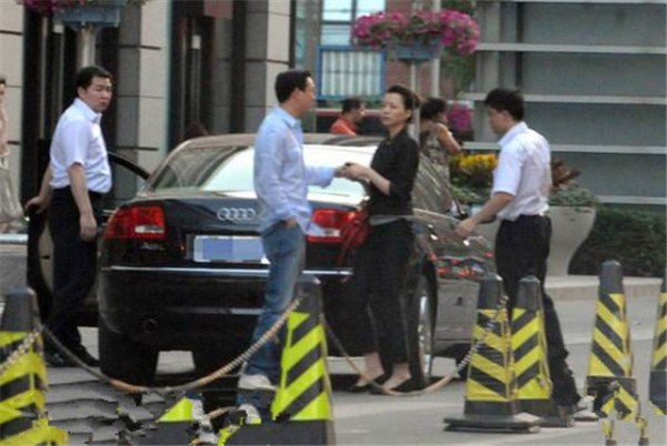 3位女星坐豪车出席活动，被拍到吻痕，林志玲装傻，董卿太明显！