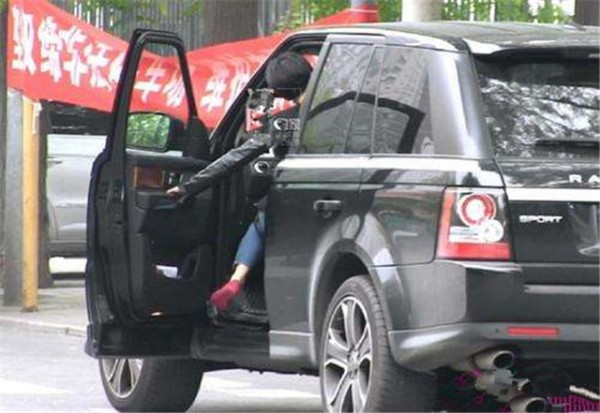 3位女星坐豪车出席活动，被拍到吻痕，林志玲装傻，董卿太明显！