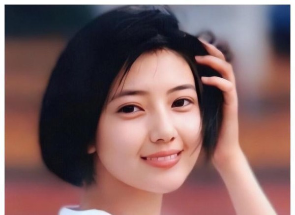 这位女星在公众面前保持清纯形象，私下却有惊人的情感经历