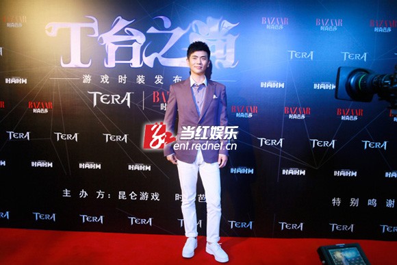 张晓龙型男着装亮相红毯