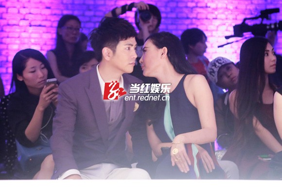 张晓龙、莫小棋贴耳热聊