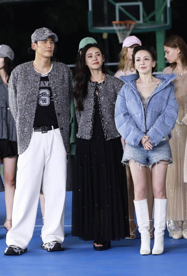 秋瓷炫夫妇甜蜜亮相秀场，情侣装引爆全场闪耀恩爱光芒