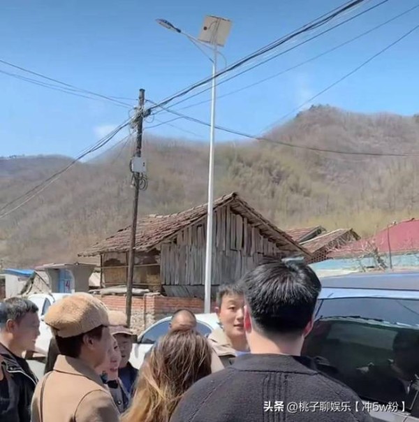 佟大为回老家参加亲戚婚礼 朴素形象深入人心