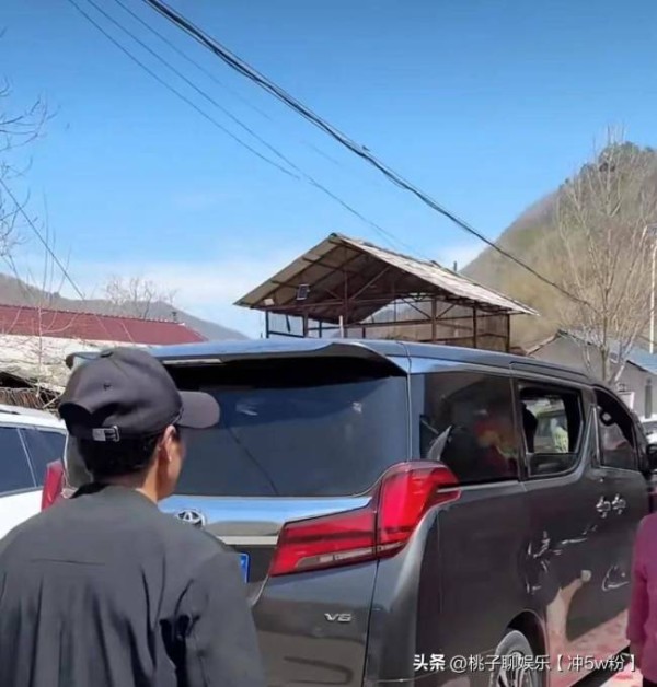 佟大为回老家参加亲戚婚礼 朴素形象深入人心