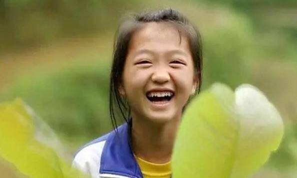 她曾是乡间“土”丫头，《变形计》后秒变“名媛”，还认明星当哥
