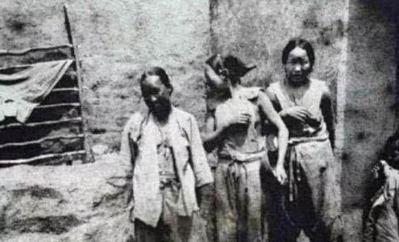 历史老照片：衣不遮体的“穷媳妇”让人害羞，图8颜值堪比明星！