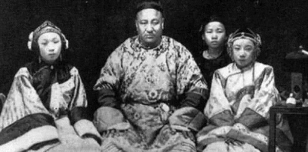 历史老照片:衣不遮体的“穷媳妇”让人害羞,图8颜值堪比明星!