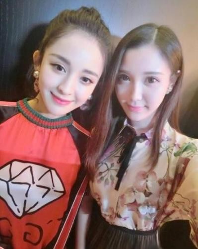 女星和网红合照：赵丽颖霍思燕完胜，看到她后，网友：好惨一女的