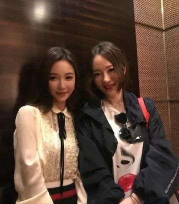 女星和网红合照：赵丽颖霍思燕完胜，看到她后，网友：好惨一女的