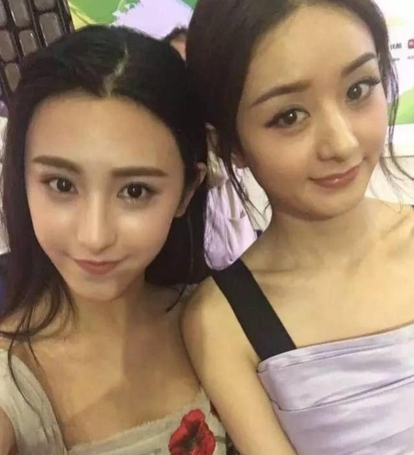 女星和网红合照：赵丽颖霍思燕完胜，看到她后，网友：好惨一女的