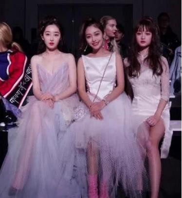 女星和网红合照：赵丽颖霍思燕完胜，看到她后，网友：好惨一女的