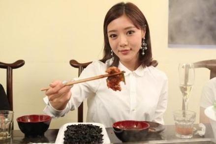 在“小姨妈”的火锅店，和海底捞点一样的东西，结账时让人傻眼！